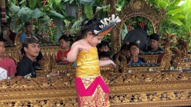 Putri Anang dan Ashanty, Arsy, sangat menggemaskan ketika menari Bali. (Instagram)