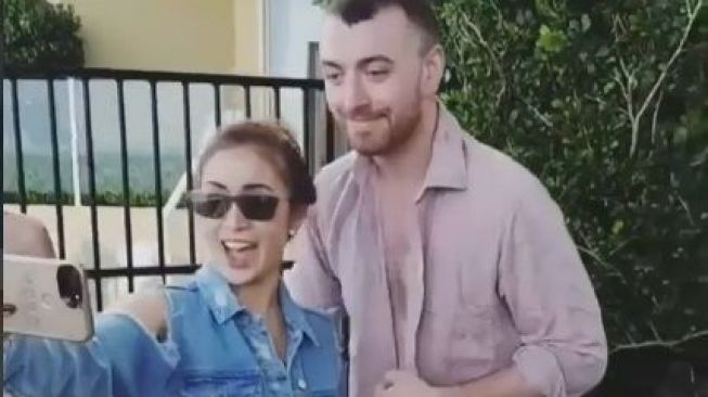 Momo "Geisha" berfoto bareng Sam Smith. [Instagram]