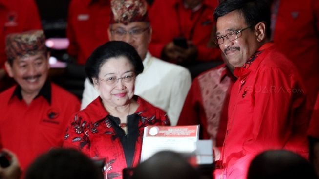 Ketua Umum PDI Perjuangan Megawati Soekarnoputri dan Djarot Saiful Hidayat saat pengumuman rekomendasi bakal calon gubernur dan calon wagub Provinsi Sumatera Utara, Papua, Nusa Tenggara Barat, Maluku Utara dan Lampung, di Kantor DPP PDIP, Jalan Diponegoro, Jakarta, Kamis (4/1/2018). [Suara.com/Oke Atmaja]