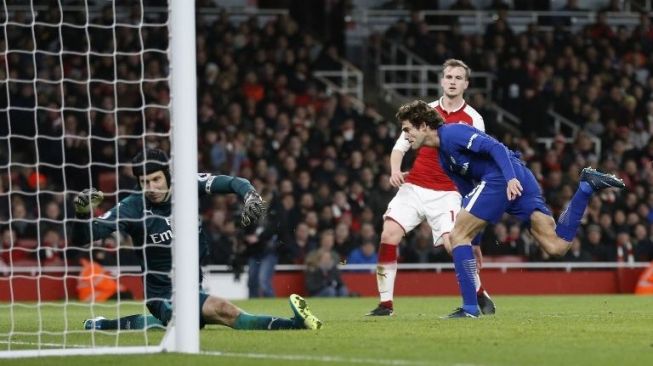 Marcos Alonso menanduk bola ke dalam gawang Petr Cech [AFP]