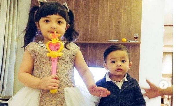 Putra dan putri Anang - Ashanty, Arsy bersama adik, Arsya. (Instagram)