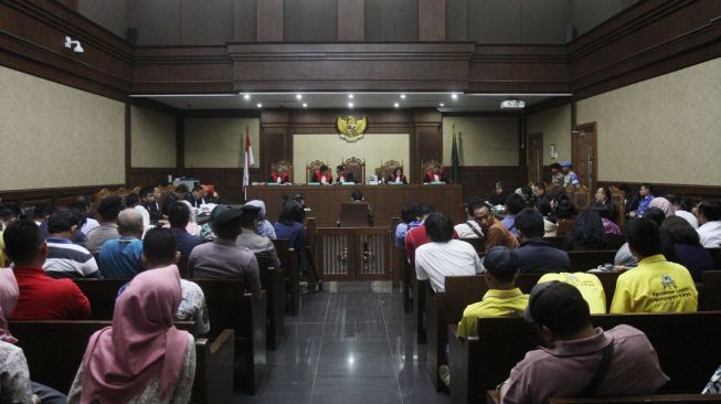 Terdakwa Setya Novanto ketika menjalani sidang putusan sela di Pengadilan Tipikor, Jakarta, Kamis (4/1/2018), di mana Majelis Hakim menolak eksepsinya. [Suara.com/Oke Atmaja]