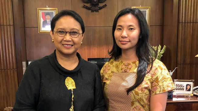 Sutradara Livi Zheng bersama Menteri Luar Negeri Retno Marsudi. 