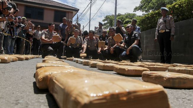 Kapolda Metro Jaya bersama Wakapolda Metro Jaya dan Kapolres Metro Jakarta Barat merilis hasil pengungkapan distribusi sindikat narkoba jenis ganja dari Provinsi Aceh di Jakarta, Kamis (4/1/2018). [Suara.com/Kurniawan Mas'ud]