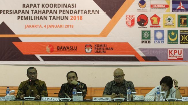 Anggota KPU Hasyim Azhari menyampaikan pandangannya dengan didampingi anggota dan pejabat KPU lainnya, berikut anggota Bawaslu, dalam rapat koordinasi terkait Pilkada 2018 bersama perwakilan partai politik di Jakarta, Kamis (4/1/2018). [Suara.com/Oke Atmaja]