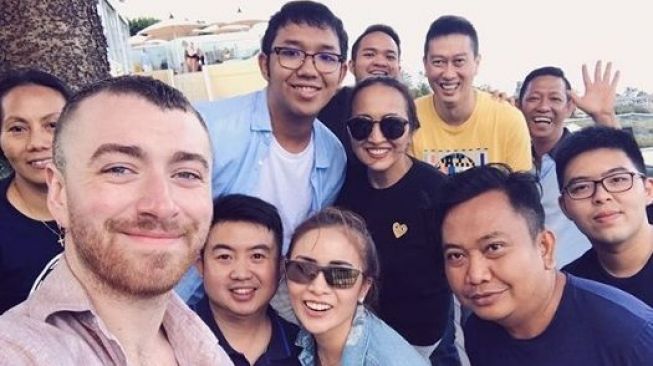 Momo "Geisha" berfoto bareng Sam Smith. [Instagram]