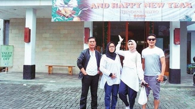 Fenita Arie yang telah berhijab bersama suami, Arie Untung. (Instagram)