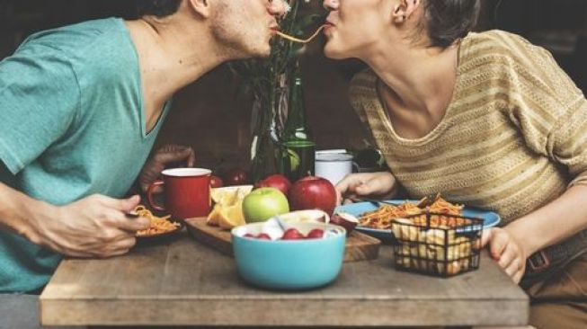 Ilustrasi makan malam romantis. (Shutterstock)
