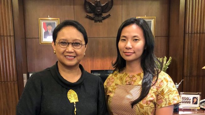 Sutradara Hollywood asal Indonesia, Livi Zheng dan Menteri Luar Negeri Retno Marsudi. (dok pribadi)