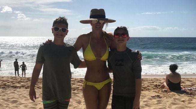 Britney Spears seksi berbikini kuning di sebuah pantai bersama dua putranya, Sean dan Jayden. (Instagram)