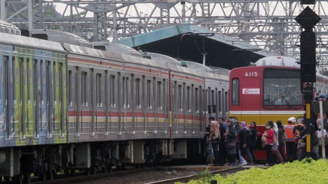 Suasana di Stasiun Manggarai, Jakarta, Jumat (5/1).