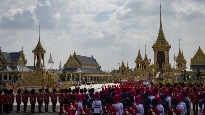 Sebuah upacara penghormatan berlangsung di kompleks kerajaan Thailand [AFP]