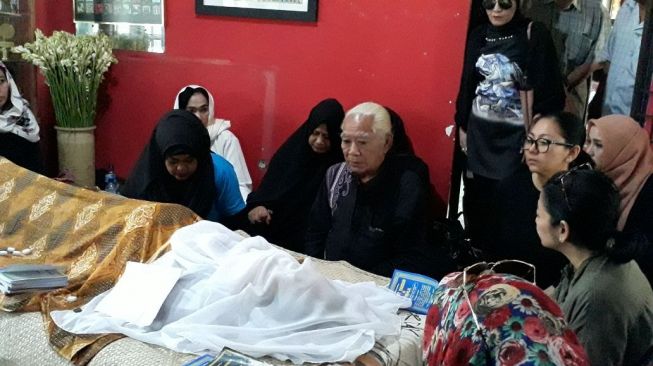 Nomo Koeswoyo terbang dari Magelang ke Jakarta untuk melayat sang adik, Yon Koeswoyo yang meninggal Jumat (5/1/2018) pagi. (Wahyu Tri Laksono)