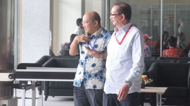 Mantan Menteri Aparatur Negara dan Reformasi Birokrasi (MenPAN-RB), Taufiq Effendi usai menjalani pemeriksaan di gedung Komisi Pemberantasan Korupsi (KPK), Jakarta Selatan, Jumat (5/1). 