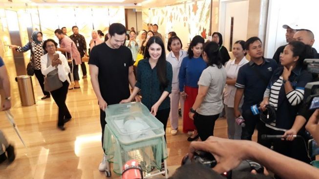 Sandra Dewi bersama suami, Harvey Moeis keluar dari rumah sakit dan diizinkan pulang setelah melahirkan seorang putra pada 31 Desember 2017. (Ismail)