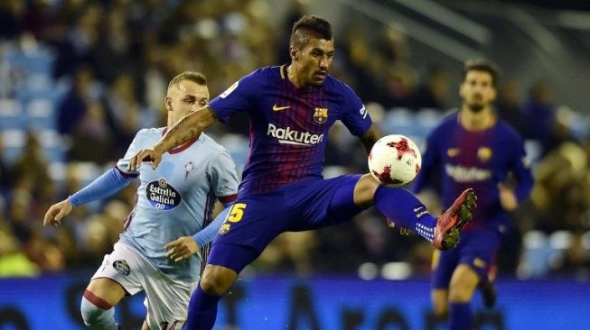 Pemain Barcelona Paulinho dibayangi pemain Celta Vigo. Pertandingan yang berlangsung di Balaidos, Jum'at (5/1/2018), berakhir imbang 1-1 [AFP]