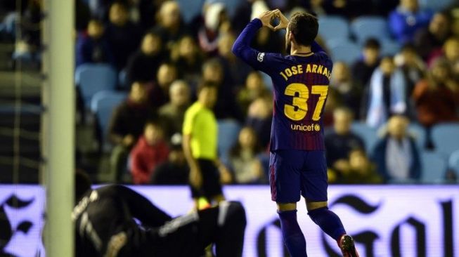 Pemain Barcelona  Jose Arnaiz rayakan golnya ke gawang Celta Vigo di leg pertama babak 16 besar Copa del Rey. Pertandingan yang berlangsung di Balaidos, Jum'at (5/1/2018), berakhir imbang 1-1 [AFP]