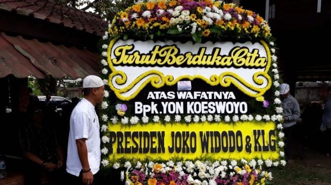 Karangan bunga duka cita dari Presiden Joko Widodo untuk almarhum Yon Koeswoyo. (Wahyu Tri Laksono)