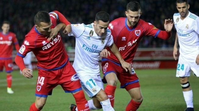 Pemain Madrid Lucas Vasquez dihadang dua pemain Numancia [AFP]