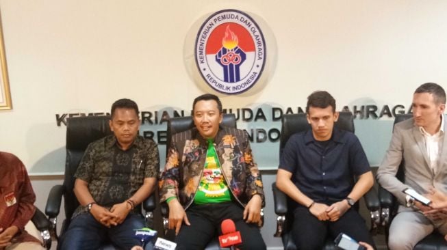 Menpora Imam Nahrawi melakukan pertemuan dengan bintang Timnas U-19 Egy Maulana Vikri di Gedung Kemenpora, Senayan, Jumat (5/1/2018). (Suara.com/Adie Prasetyo)