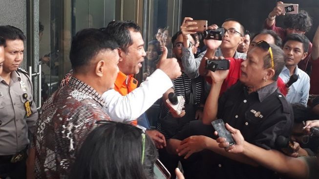 Barang Mewah Abdul Latif Terus Disita KPK, Terbaru 7 Truk Molen dan 5 Mobil