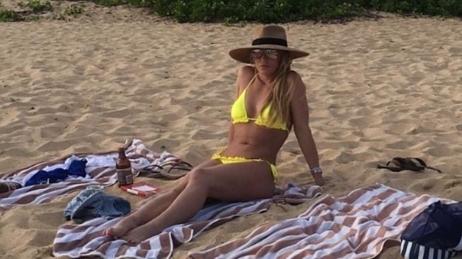 Britney Spears tampil seksi dengan bikini kuning di sebuah pantai. (Instagram)