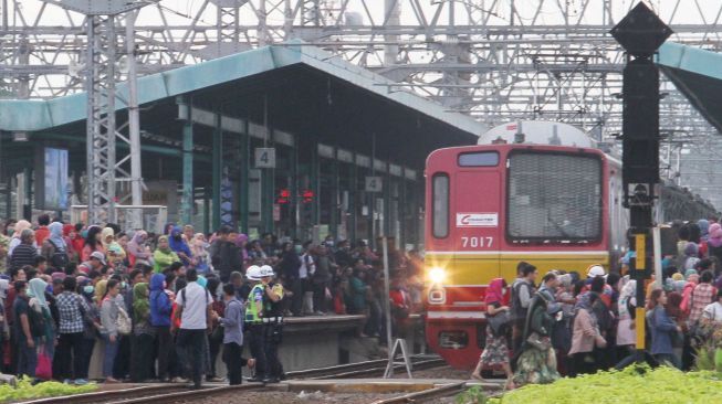 Suasana di Stasiun Manggarai, Jakarta, Jumat (5/1).