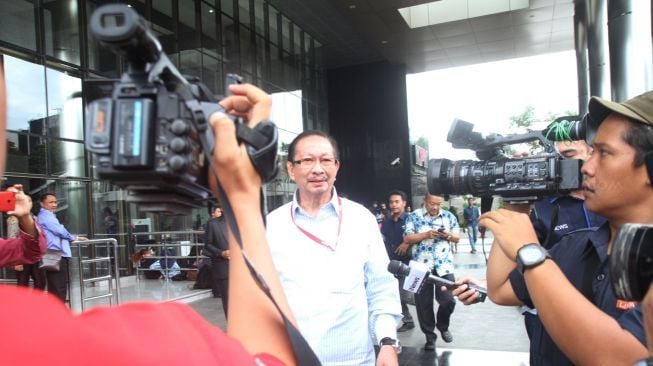 Mantan Menteri Aparatur Negara dan Reformasi Birokrasi (MenPAN-RB), Taufiq Effendi usai menjalani pemeriksaan di gedung Komisi Pemberantasan Korupsi (KPK), Jakarta Selatan, Jumat (5/1). 