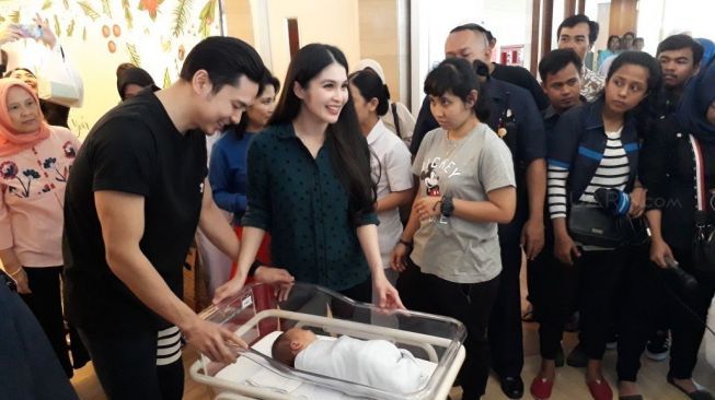 Sandra Dewi bersama suami, Harvey Moeis keluar dari rumah sakit dan diizinkan pulang setelah melahirkan seorang putra pada 31 Desember 2017. (Ismail)