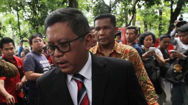 Sekretaris Jenderal PDI Perjuangan Hasto Kristiyanto memberikan keterangan kepada wartawan mengenai pengunduran diri Azwar Anas dari Cawagub Jawa Timur, di Jakarta, Sabtu (6/1). 