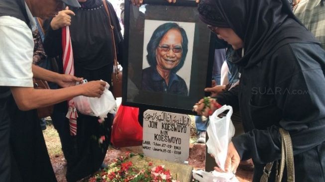 Fans dan Musisi Antar Jenazah Yon Koeswoyo ke Pusara Terakhir