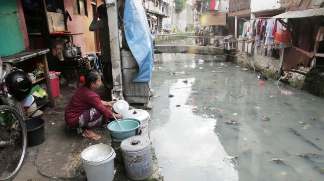 Warga beraktivitas di kawasan Jalan Kebon Melati, Jakarta, Sabtu (6/1). 