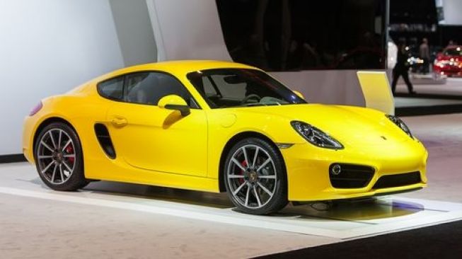 Ilustrasi sebuah Porsche Cayman kuning. [Shutterstock]