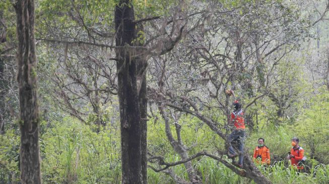 Polisi dan relawan Pasebaya Gunung Agung melakukan pemantauan kawasan terdampak bencana Gunung Agung di Desa Sibetan, Karangasem, Bali, Sabtu (6/1). 