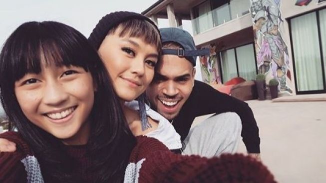 Kemesraan Agnez Mo dan Chris Brown. [Instagram]