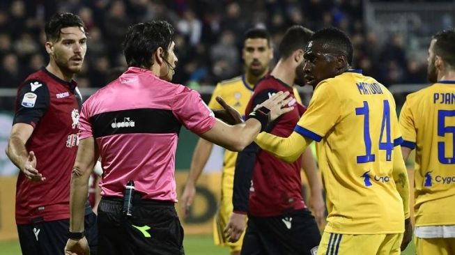 Pemain Juventus Blaise Matuidi memprotes wasit saat timnya berhadapan dengan Cagliari [AFP]