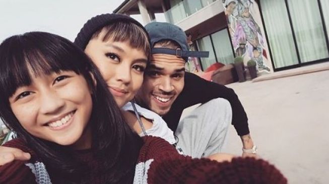 Kemesraan Agnez Mo dan Chris Brown. [Instagram]