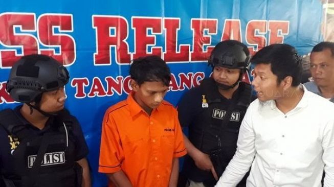 Berkaus Biru, Celana Putih, Maling Tali Pocong Meringkuk  di Sel