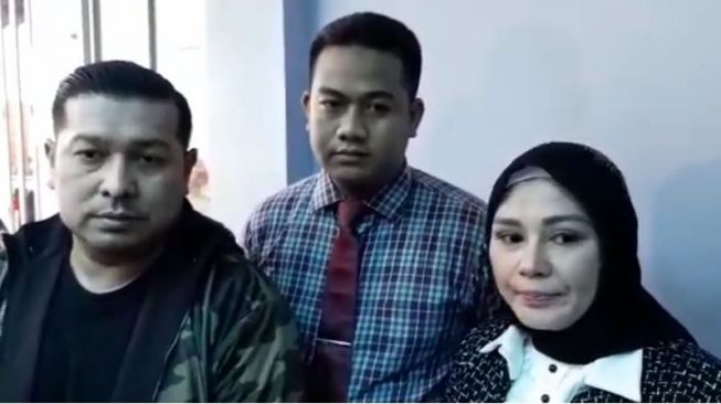 Vivi (kanan), wanita yang mengaku istri siri Vicky Prasetyo. (Ismail/Suara.com)