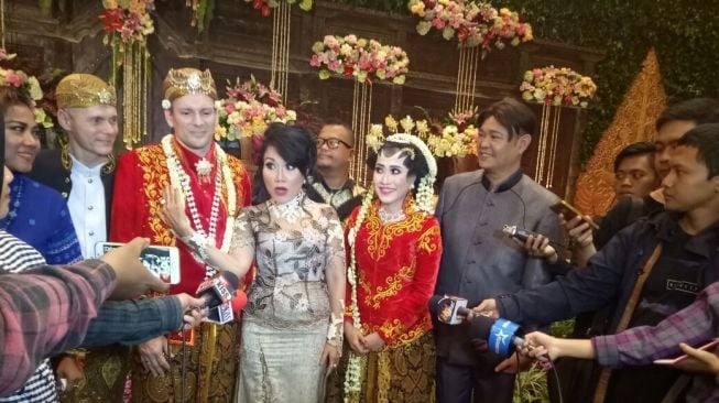 Rita Sugiarto dan Aggrie M. Kell bahagia keponakannya, Eka Tanjung menikah dengan seorang bule asal Belanda. (Ferry Noviandi/Suara.com)