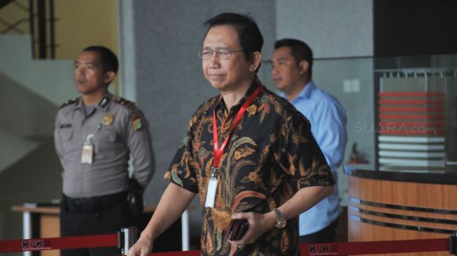 Mantan Ketua DPR Marzuki Alie berjalan menjalani pemeriksaan di gedung KPK, Jakarta, Senin (8/1).