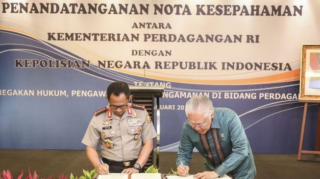 Kapolri Jenderal Pol Tito Karnavian dan Menteri Perdagangan Enggartiasto Lukita berjabat menandatangani nota kesepahaman pengawasan dan penegakkan hukum di Kantor Kemendag, Jakarta, Senin (8/1).