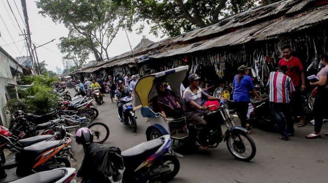 Aktivitas perdagangan di lokasi sementara (Loksem) 37 yang terletak di Jalan Kalibaru Timur Raya, Senen, Jakarta, Senin (8/1).