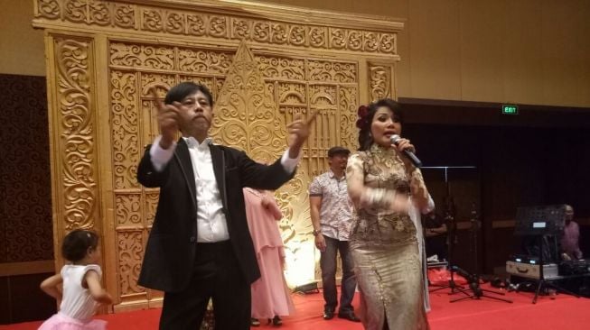 Rita Sugiarto dan Epy Kusnendar tampil heboh di acara pernikahan Eka Tanjung. (Ferry Noviandi/Suara.com)