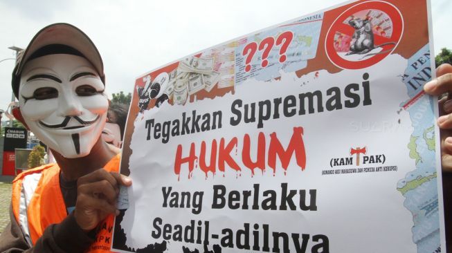 Sejumlah massa melakukan aksi di depan gedung KPK, Jakarta, Senin (8/1). 