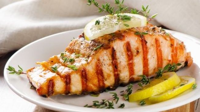 Salmon fillet panggang lemon. (Shutterstock)