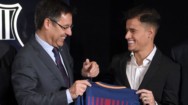 Philippe Coutinho resmi menjadi pemain Barcelona usai meneken kontrak bersama presiden klub, Josep Maria Bartomeu [AFP]