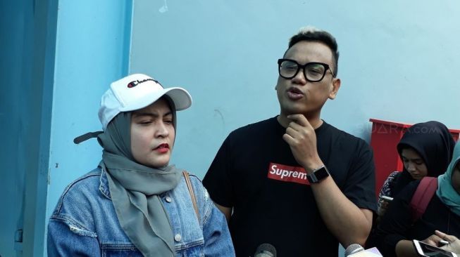 Uya Kuya dan istrinya, Astrid Margaretha ditemui di  kawasan Tendean, Jakarta Selatan, Senin (8/1/2018) [Suara.com/Ismail]