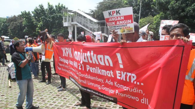 Sejumlah massa melakukan aksi di depan gedung KPK, Jakarta, Senin (8/1). 
