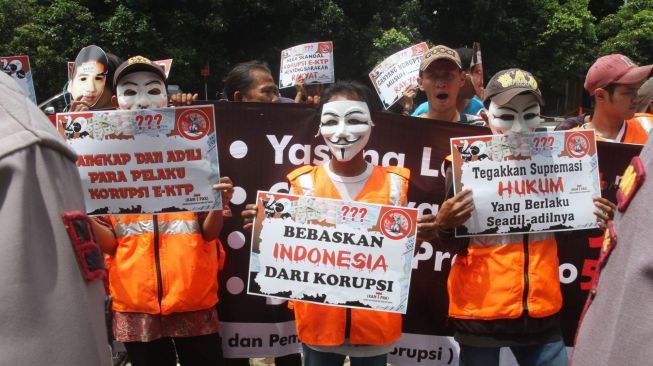Sejumlah massa melakukan aksi di depan gedung KPK, Jakarta, Senin (8/1). 